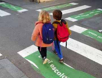 Un nen i  una nena van a l'escola